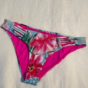 TiniBikini Bikini bottom reversible floral to pink fuchsia M